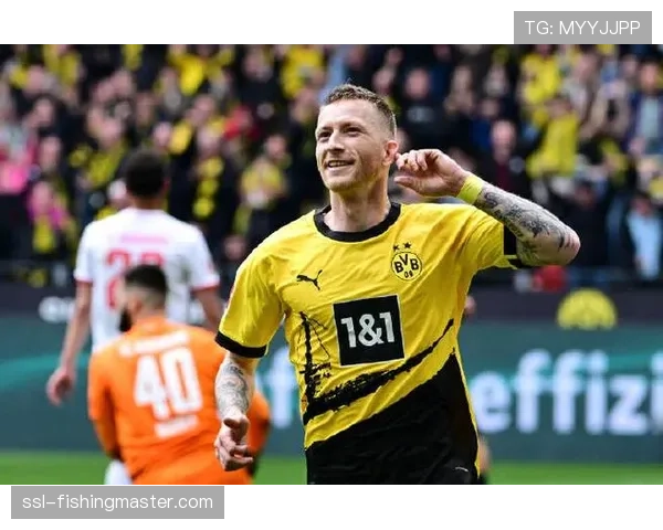 特写:老将罗伊斯替补绝杀后,威斯特法伦的掌声 特写:老将罗伊斯替补绝杀后,威斯特法伦的掌声