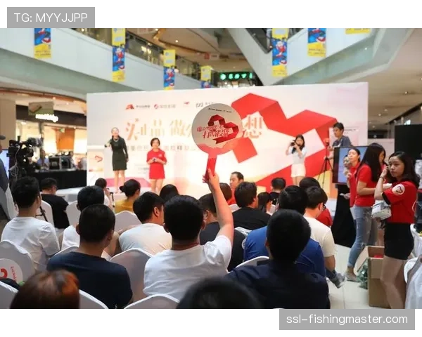 第四官员举牌示意补时5分钟,现场大屏幕同步显示本场比赛因伤病等因素损耗的净时间 第四官员举牌示意补时5分钟,现场大屏幕同步显示本场比赛因伤病等因素损耗的净时间