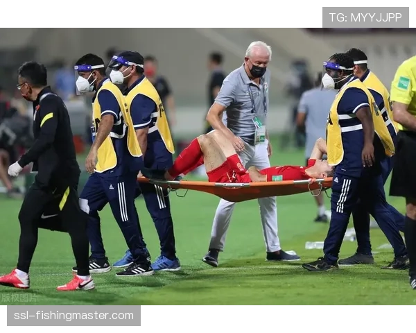 特写：韧带重伤后，博洛尼亚后卫重返训练场首次触球