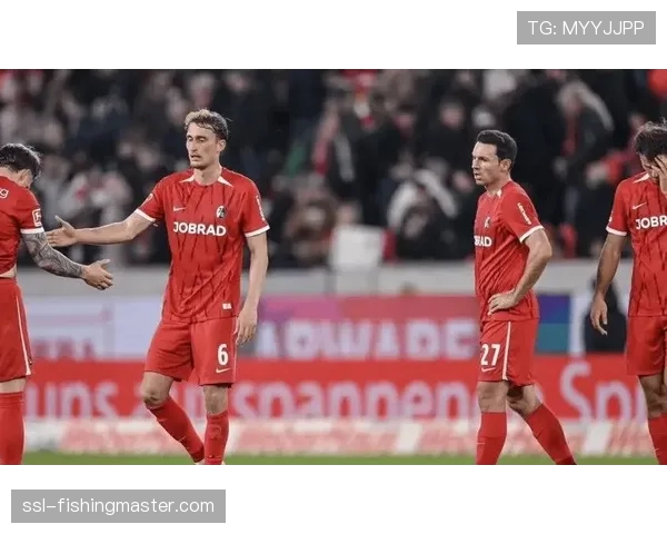 场上冲突：弗赖堡与门兴球员因一次铲抢爆发集体争执